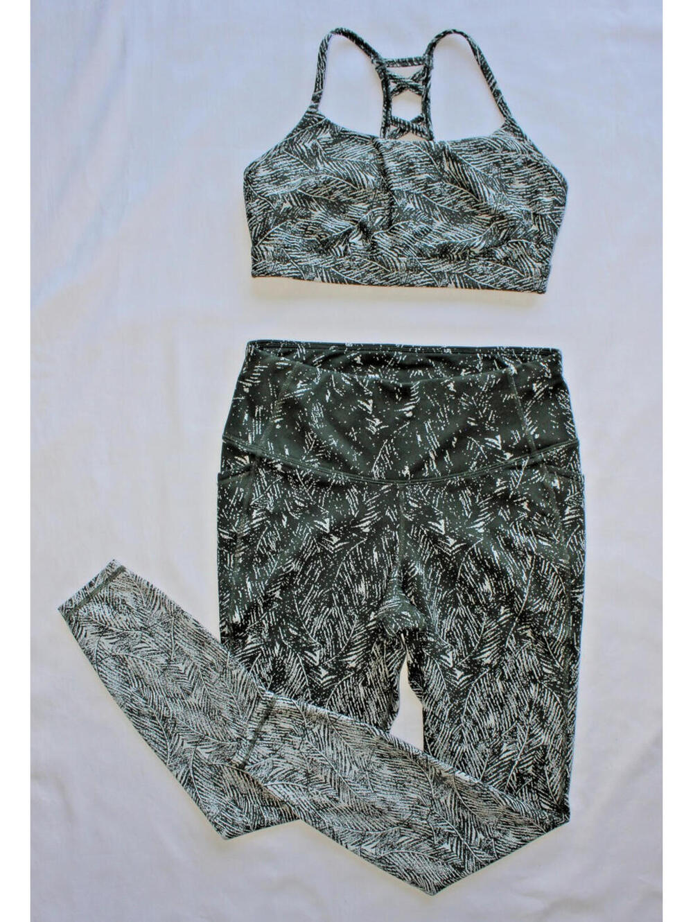 all in motion Activewear Set Size Medium Abstract Leaves Pattern Green and White
